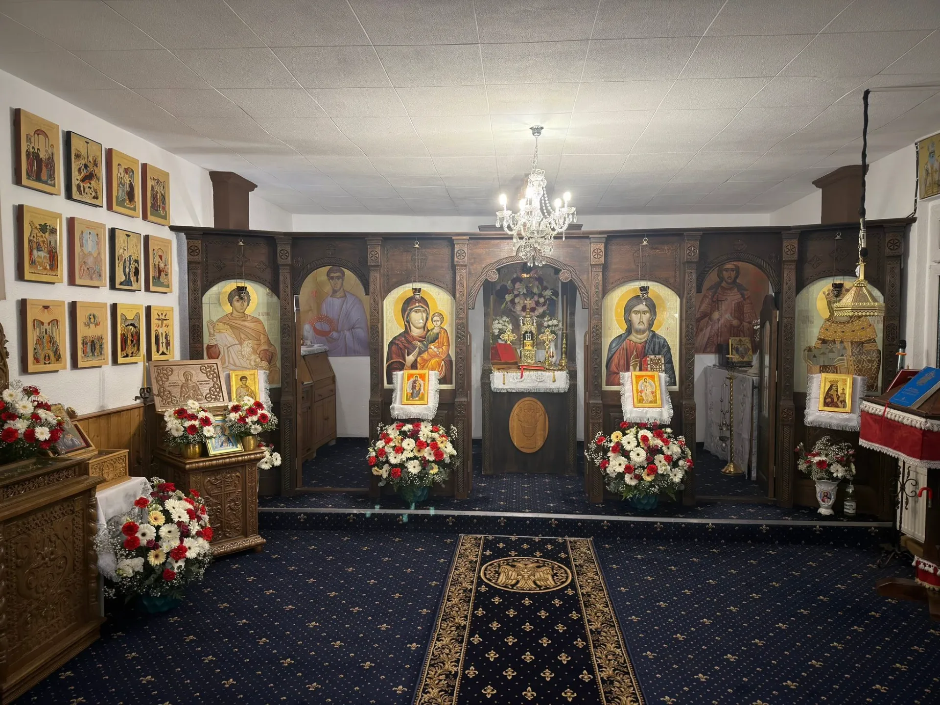 Interiorul bisericii ortodoxe în timpul Sfintei Liturghii